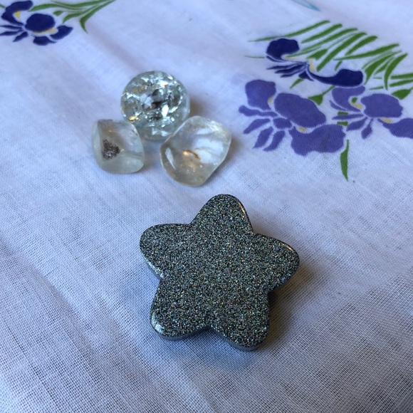 Handmade sparkle star resin brooch - Picture 2 of 4